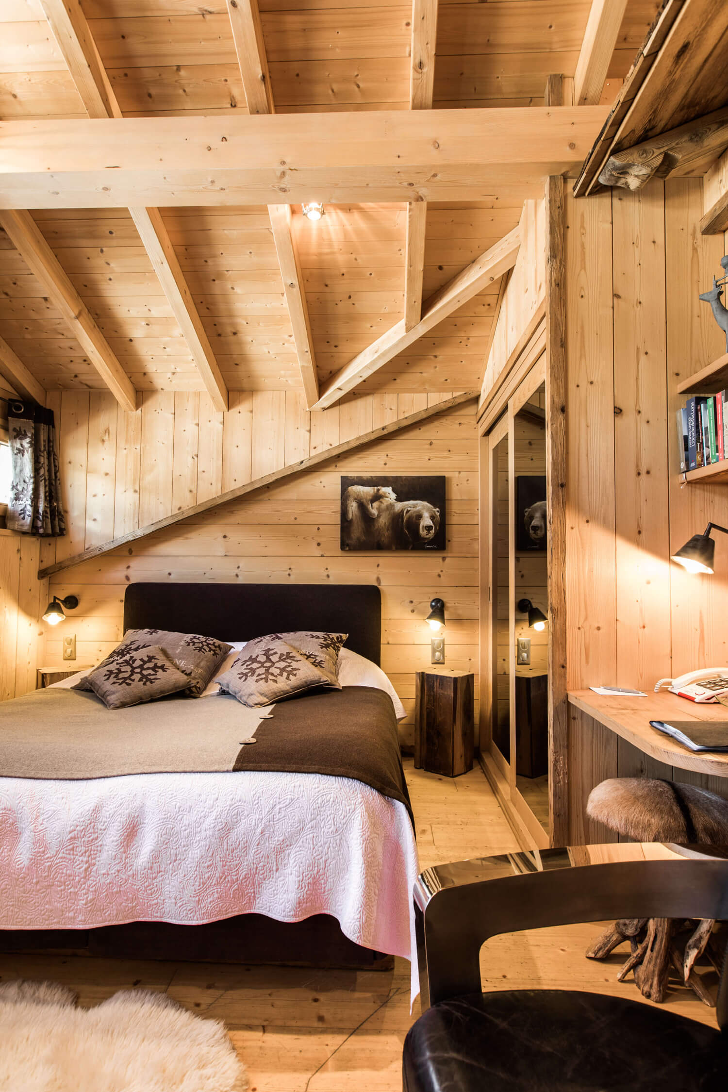 intérieur d'une chambre d'hôtel avec un lit et des suspensions