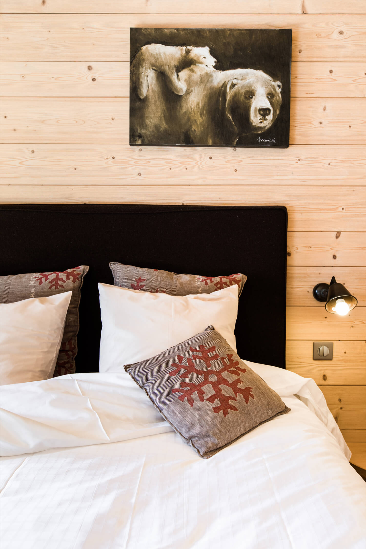 intérieur d'une chambre d'hôtel avec un lit et des suspensions