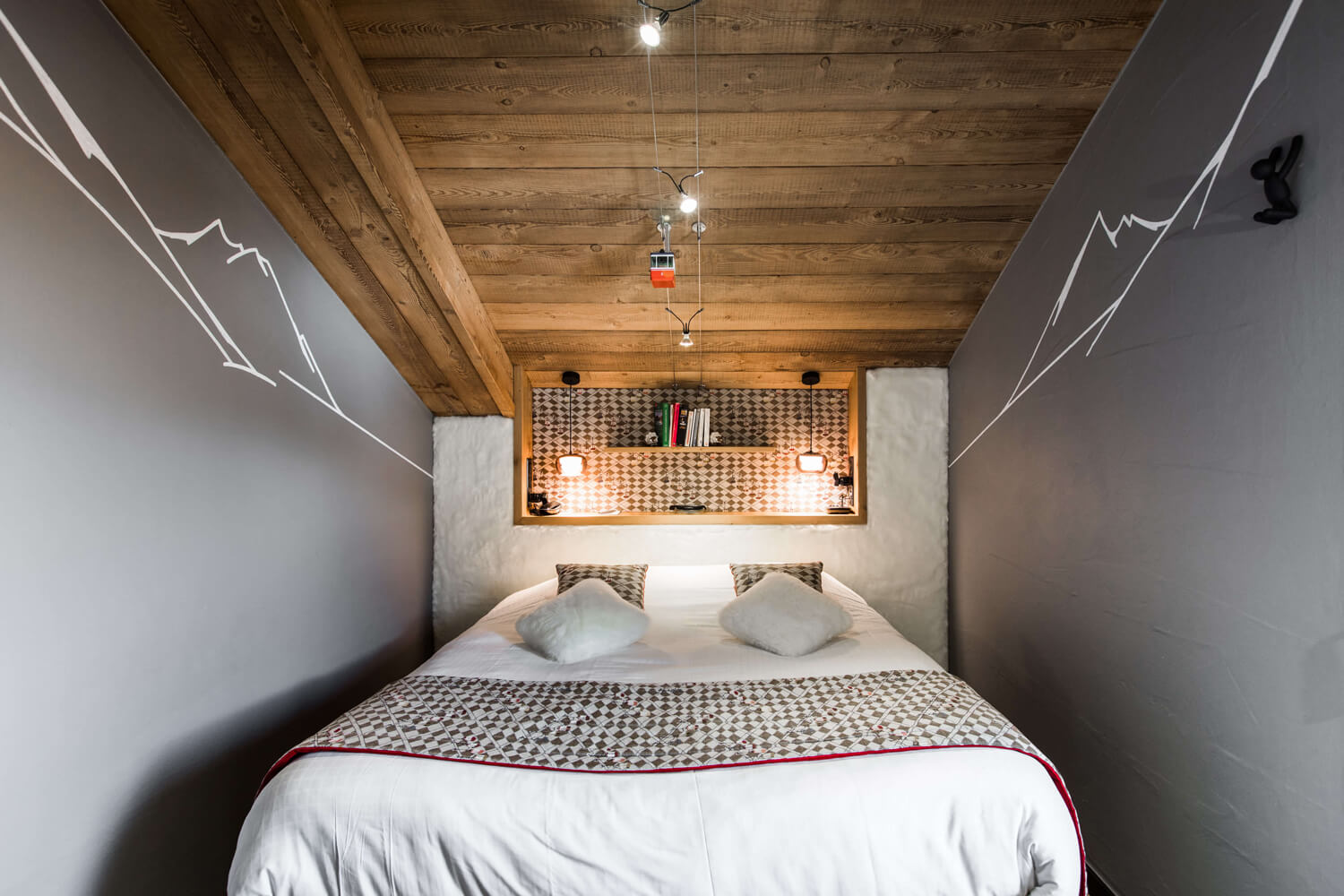 intérieur d'une chambre d'hôtel avec un lit et des suspensions