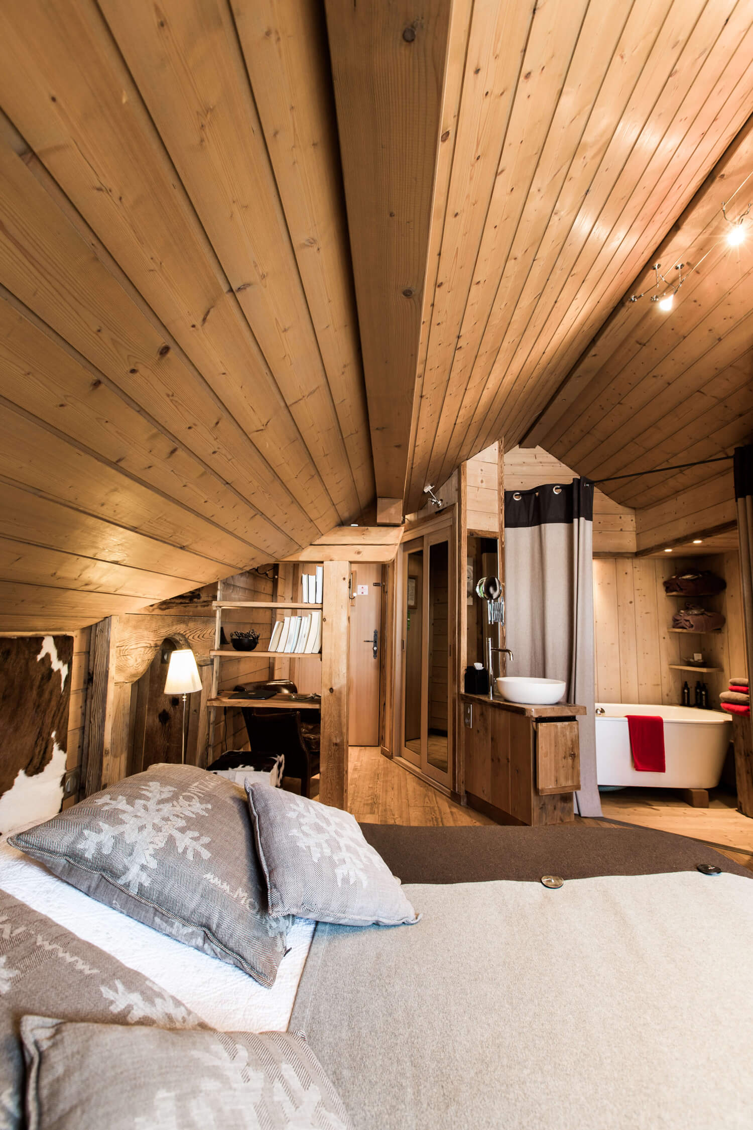 intérieur d'une chambre d'hôtel avec un lit et des suspensions