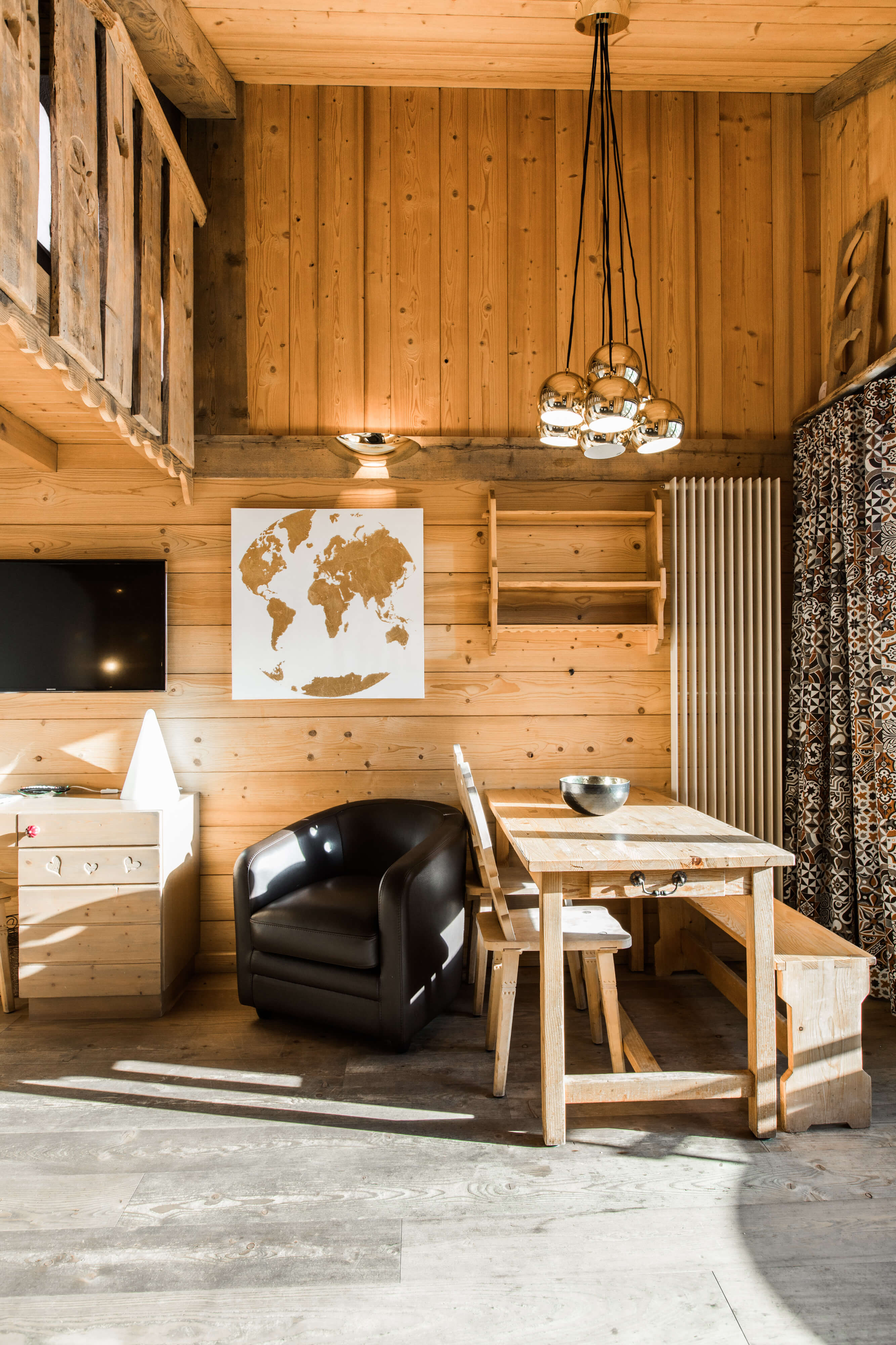 intérieur d'une chambre d'hôtel avec un lit et des suspensions