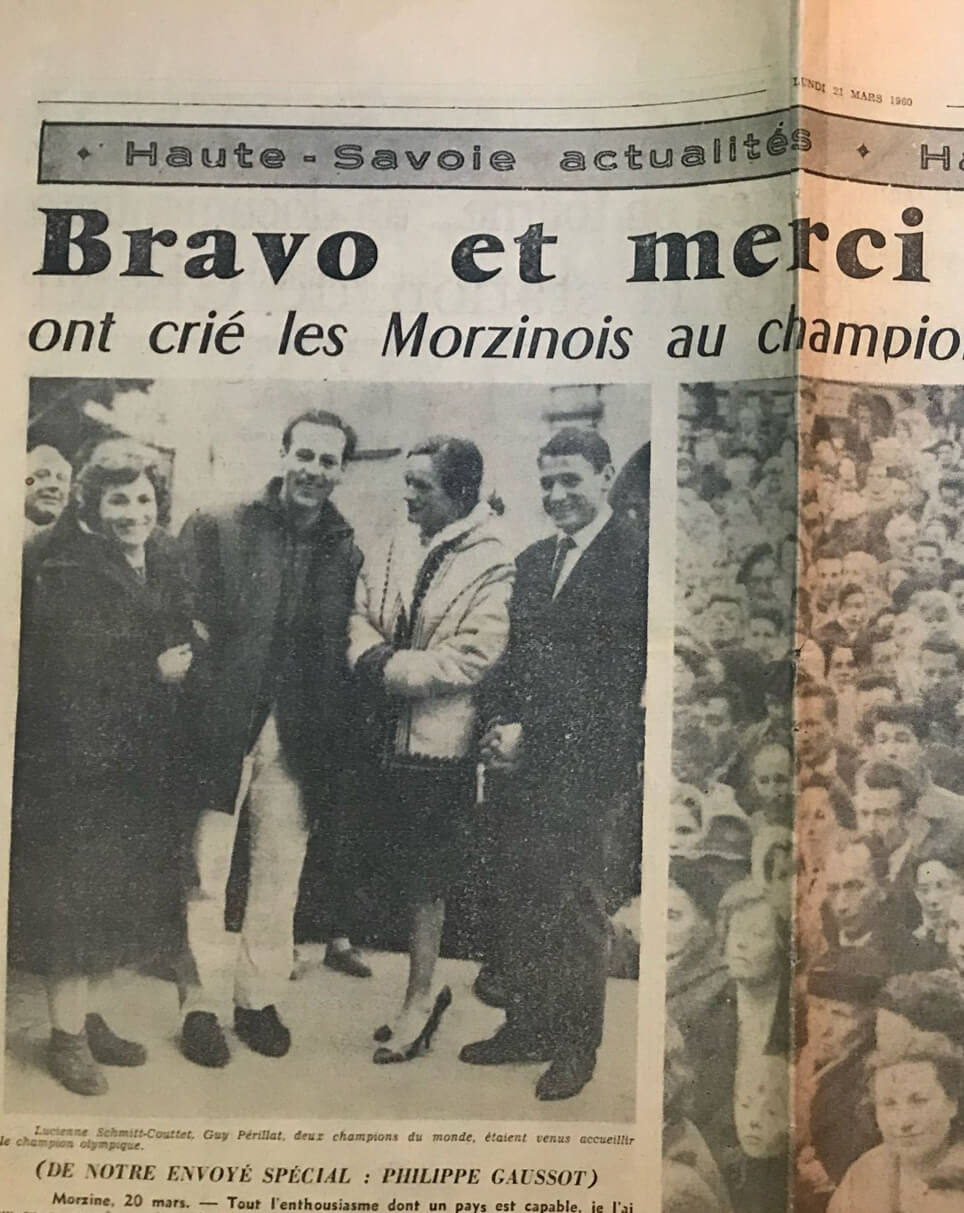 intérieur d'une chambre d'hôtel avec un lit et des suspensions