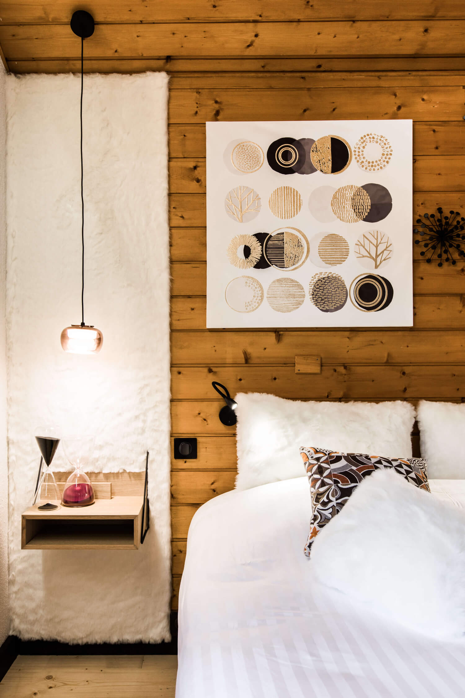 intérieur d'une chambre d'hôtel avec un lit et des suspensions